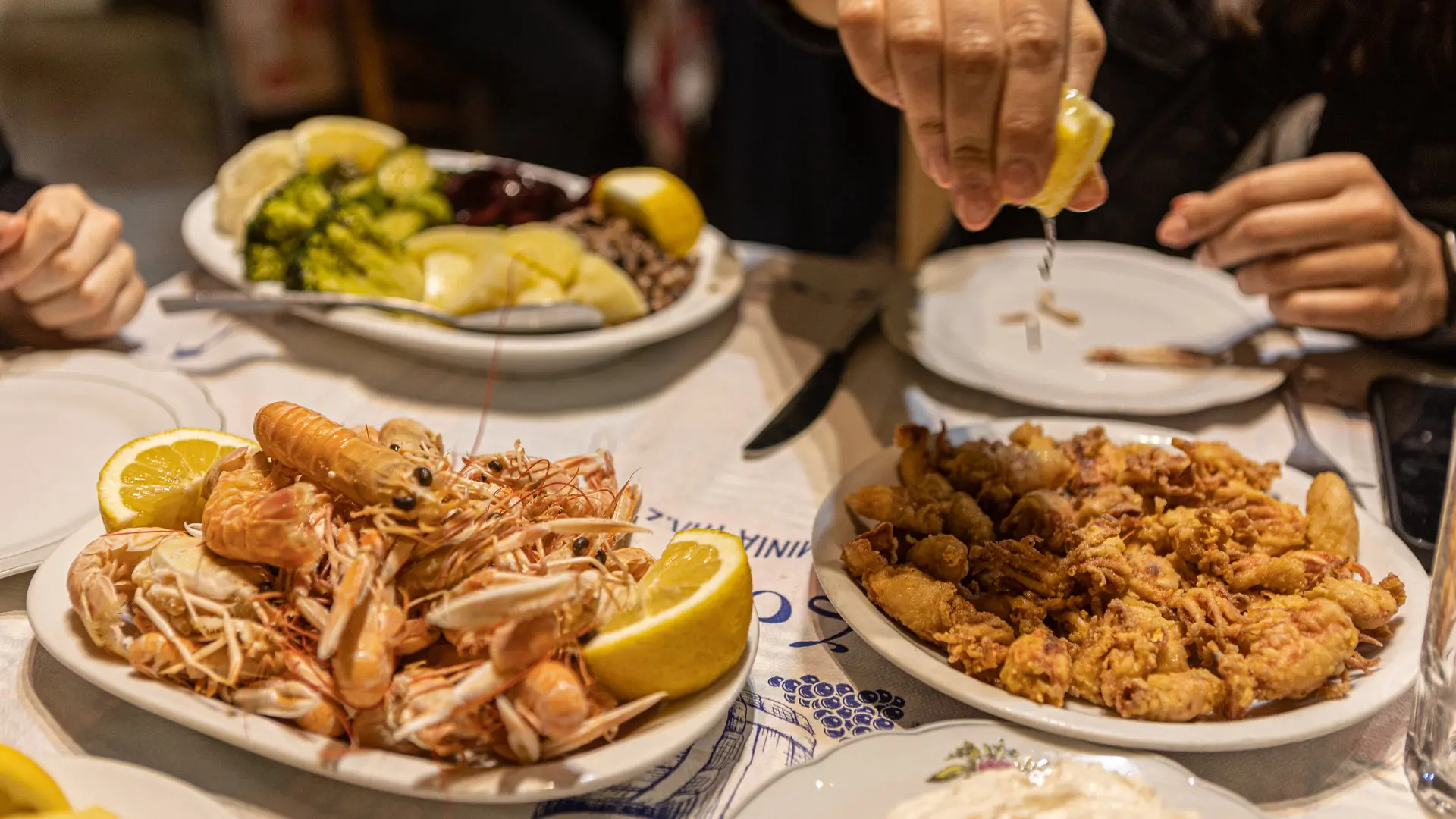 «Ανάσα» για την εστίαση τα τριήμερα ενόψει αυξήσεων-φωτιά στα τέλη