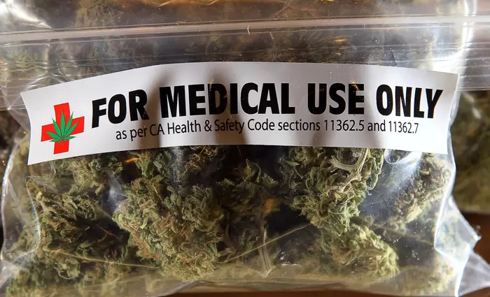 Στη μαύρη αγορά για λίγη ιατρική κάνναβη (vid)