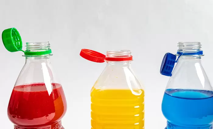 Γιατί τα καπάκια είναι πλέον «κολλημένα» πάνω στα μπουκάλια;