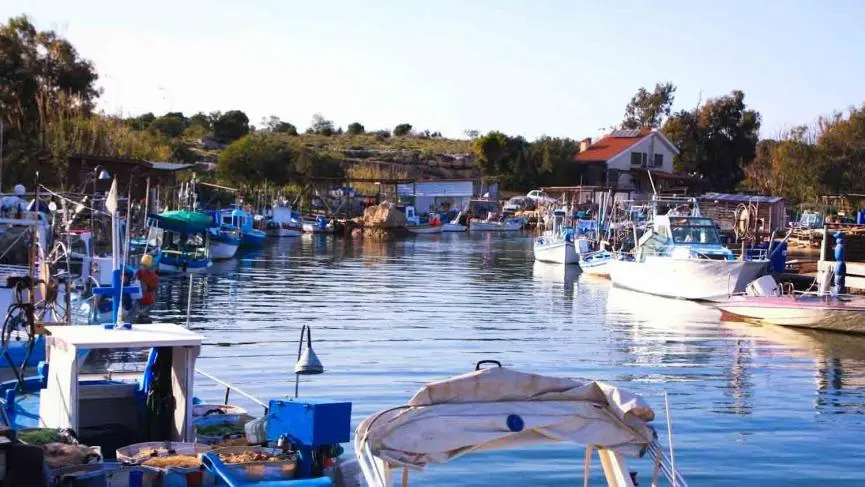 Έπεσαν οι υπογραφές για τη συνέχιση αλιευτικού καταφυγίου και του Ποταμού στο Λιοπέτρι