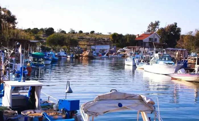 Έπεσαν οι υπογραφές για τη συνέχιση αλιευτικού καταφυγίου και του Ποταμού στο Λιοπέτρι