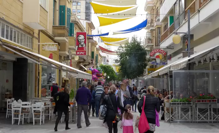 Αναθερμαίνεται η διαμάχη για το άνοιγμα των καταστημάτων τις Κυριακές (vid)