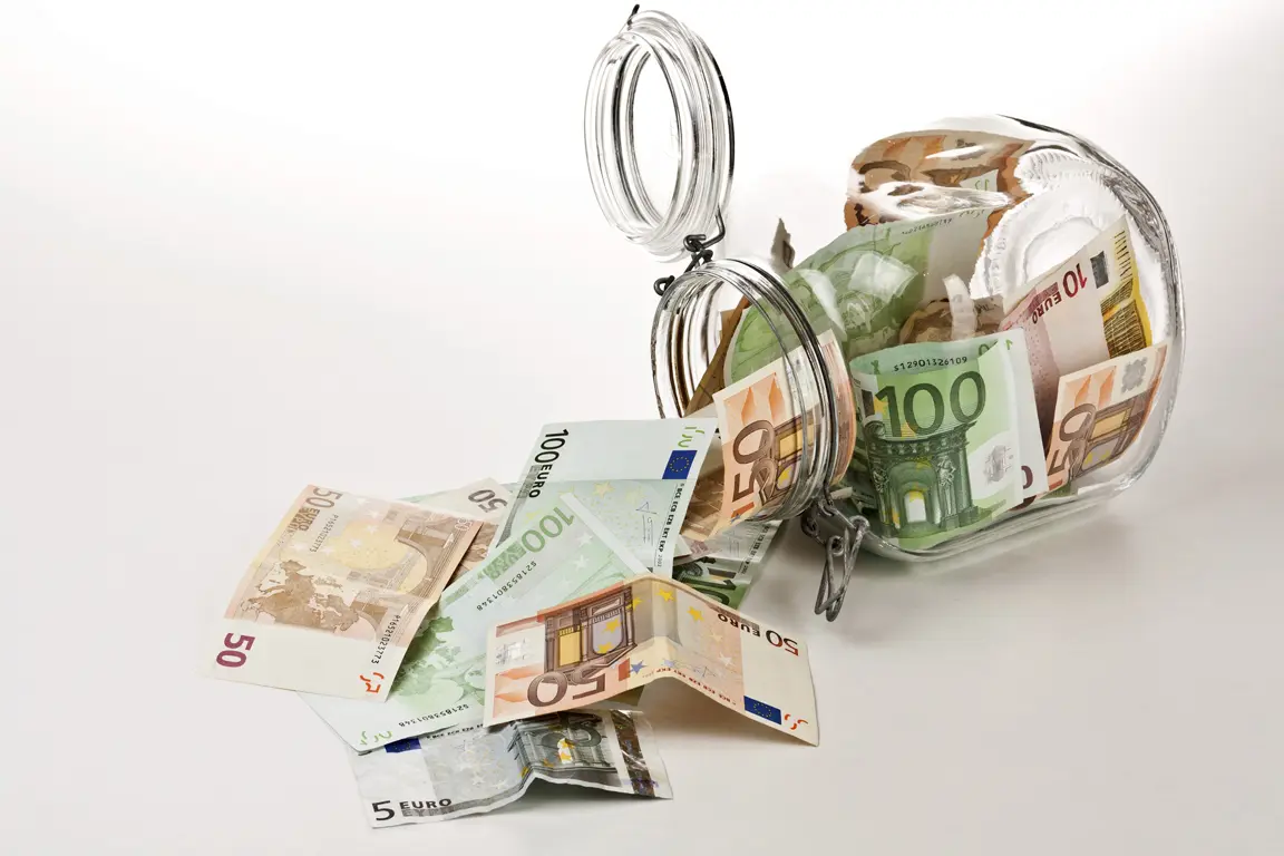 Συνεχίζουν να βάζουν λεφτά στην άκρη οι Κύπριοι