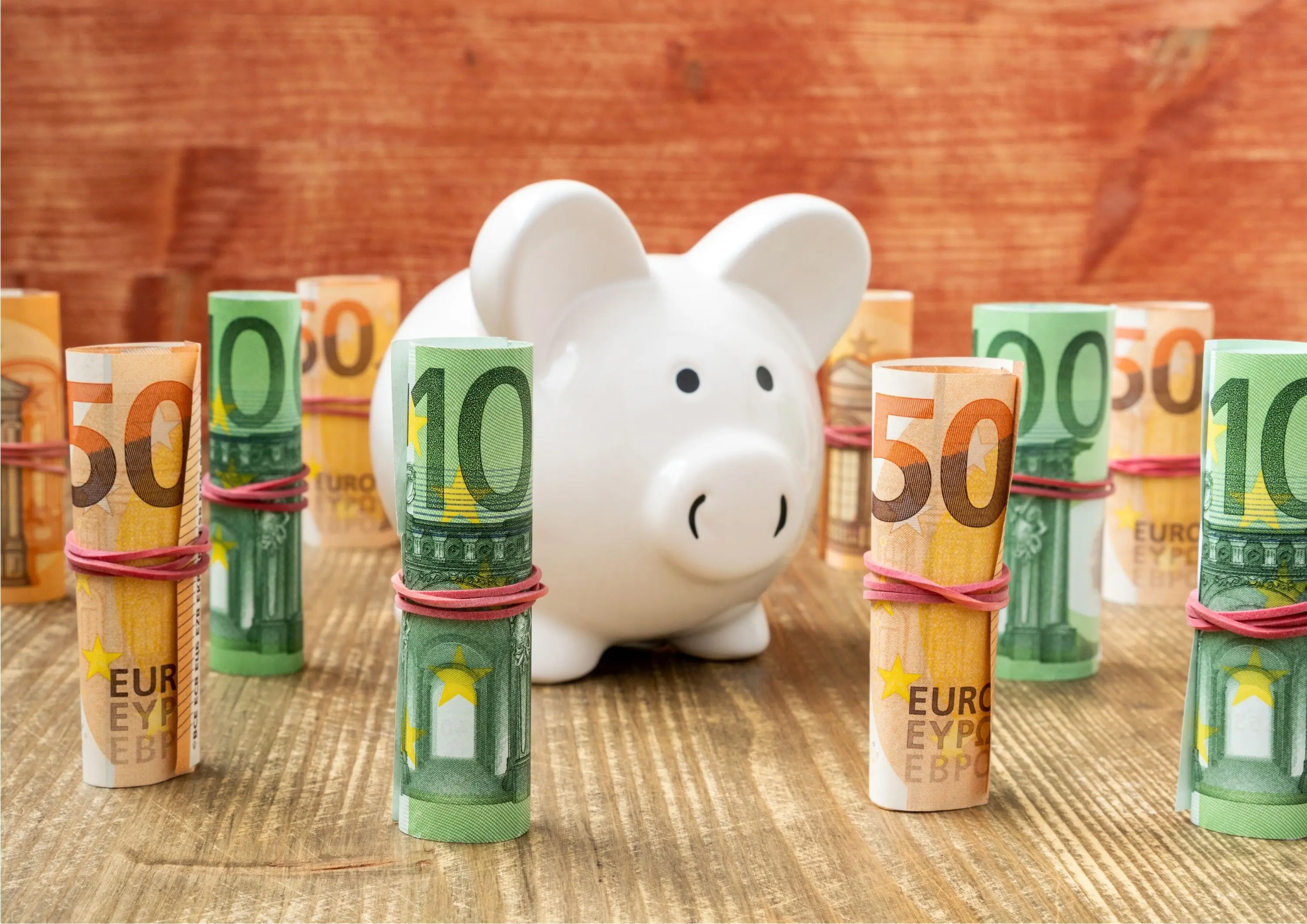 Πέφτουν τα επιτόκια στις καταθέσεις και αυξάνονται στα δάνεια