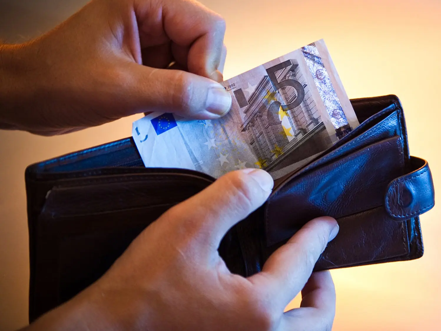 Πότε αυξάνεται ο κατώτατος μισθός στην Ελλάδα