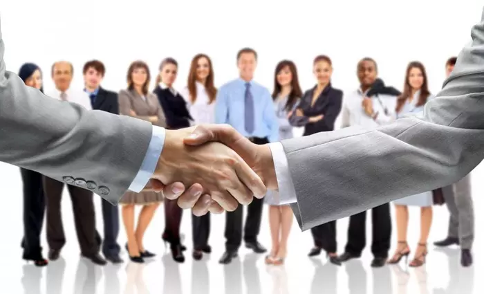 Φέρνουν την έδρα και υπαλλήλους τους στην Κύπρο