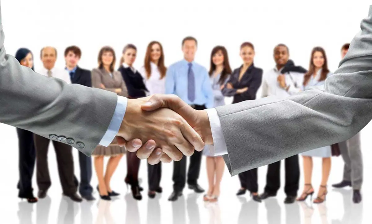 Φέρνουν την έδρα και υπαλλήλους τους στην Κύπρο