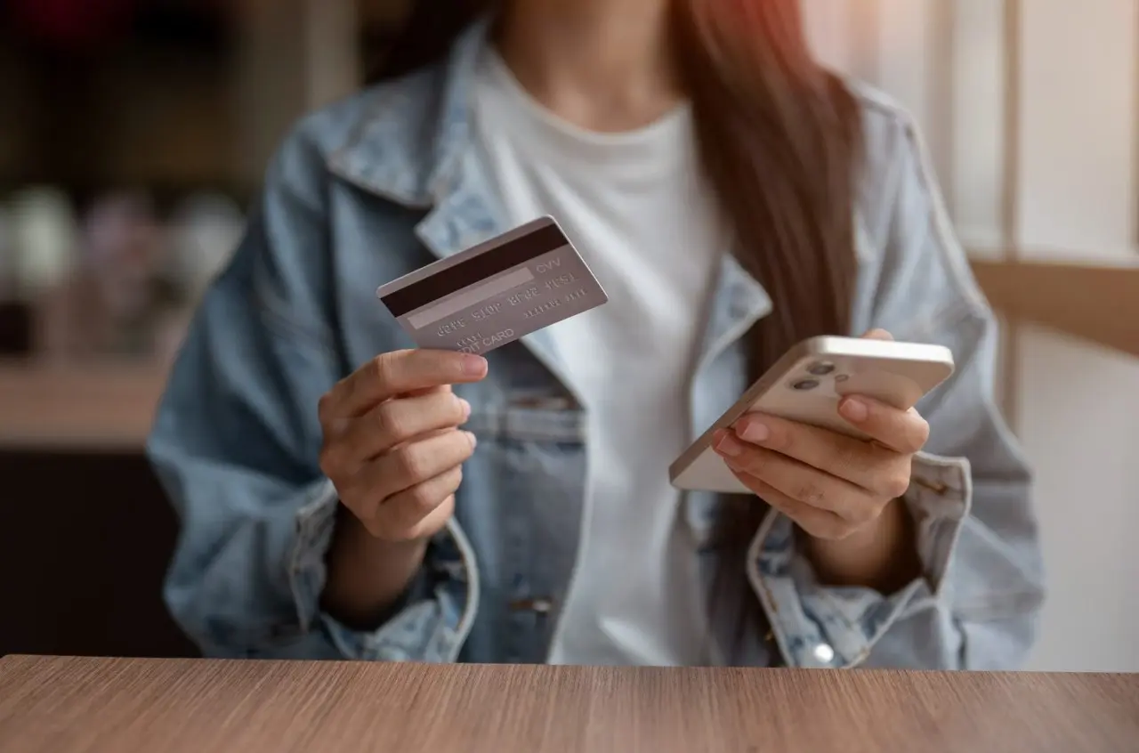 Η απάτη που περνά απαρατήρητη από τράπεζες και χρήστες