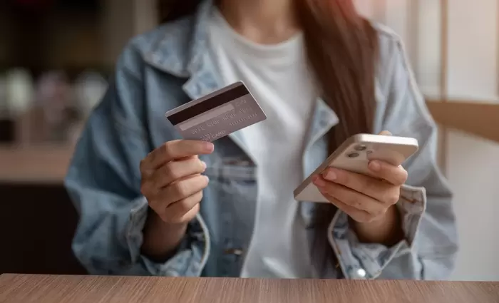 Η απάτη που περνά απαρατήρητη από τράπεζες και χρήστες