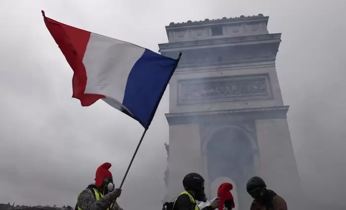 Μακρόν: Καλεί σε διάλογο τα 