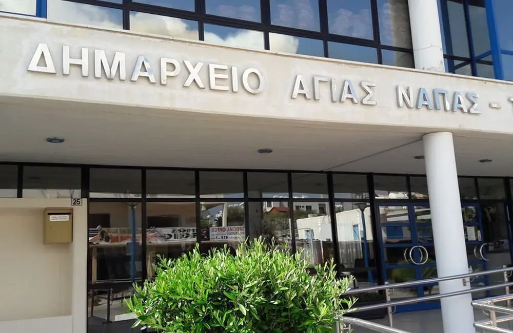 Ηλιακά μηχανήματα έκδοσης εισιτηρίων στάθμευσης στην Αγία Νάπα