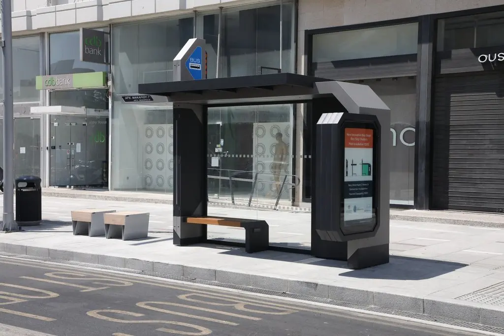 Συνεχίζεται η εγκατάσταση των «έξυπνων στάσεων», παρά τις επισημάνσεις της Ελεγκτικής