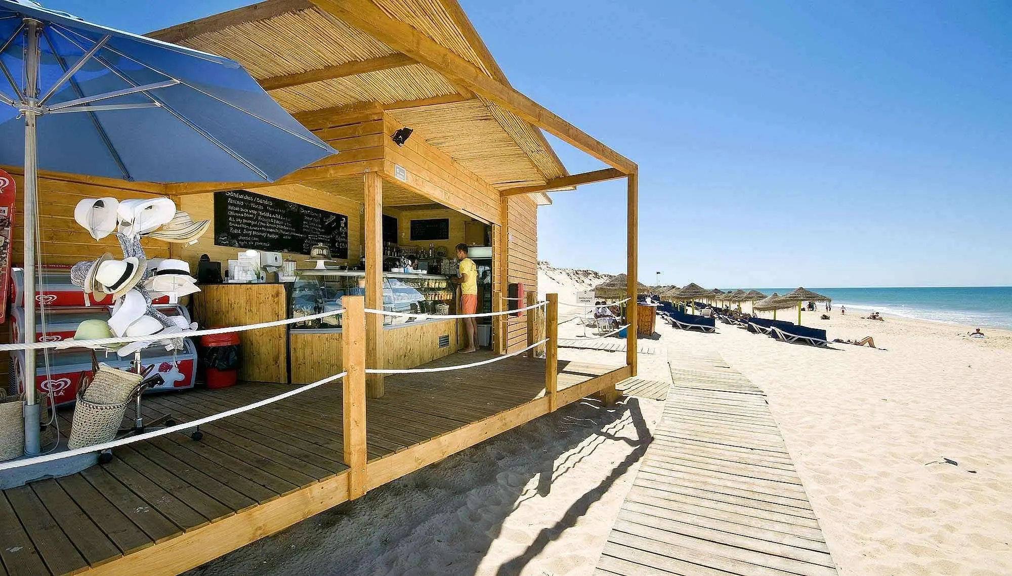 Στροφή μακριά από τα beach bar κάνουν οι πλούσιοι τουρίστες