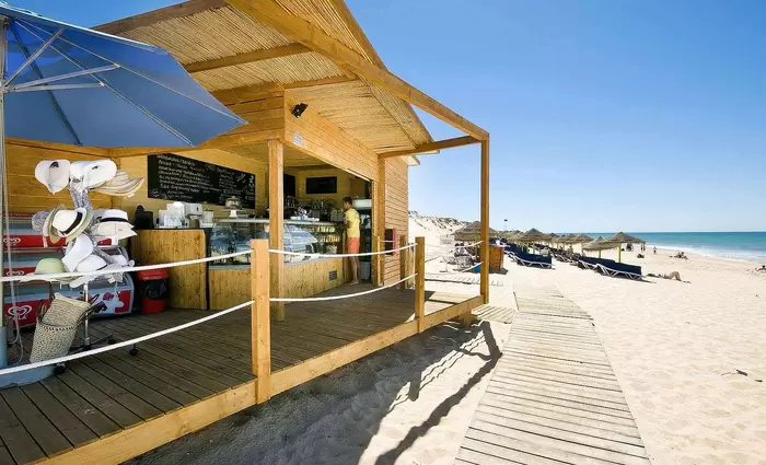 Στροφή μακριά από τα beach bar κάνουν οι πλούσιοι τουρίστες