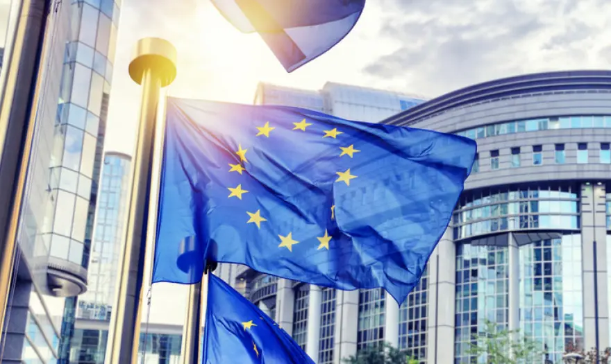 Βγαίνει για δανεισμό των πρώτων €80 δισ. για το ευρω-ταμείο η Κομισιόν