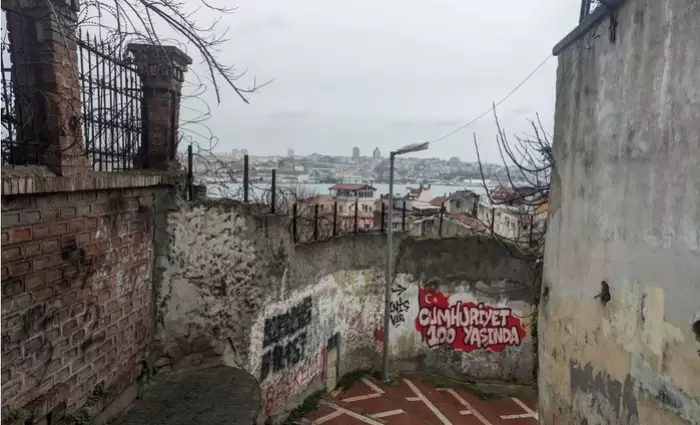 Η «άλλη» Κωνσταντινούπολη: Μαύρο χρήμα, φθηνές πλαστικές και «γειά σου φίλε»