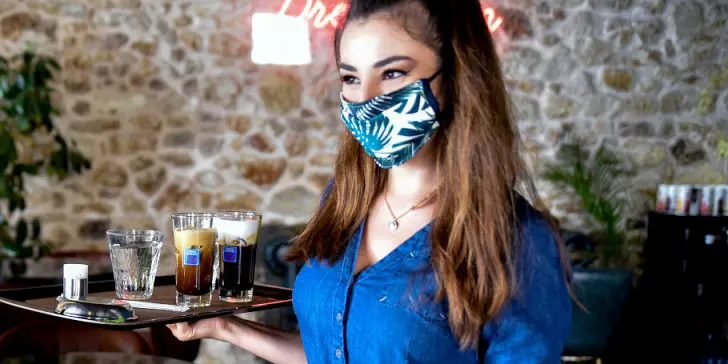 Αποφασίζουν αύριο για τη χρήση μάσκας
