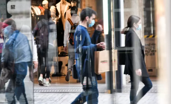 Σηκώνουν ρολά τα καταστήματα από σήμερα στην Ελλάδα