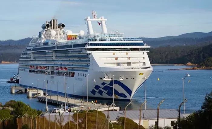 Σαρώνει ο κορωνοϊός μέσα σε κρουαζιερόπλοιο