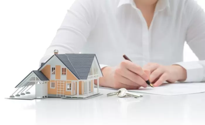 Παράνομη κτηματομεσίτης ζητούσε συνεργασία με τον πρόεδρο Κτηματομεσιτών