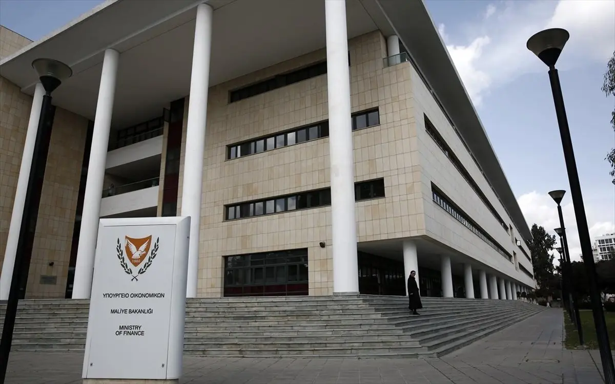 Έρχεται ύφεση 7% και ανεργία 9%