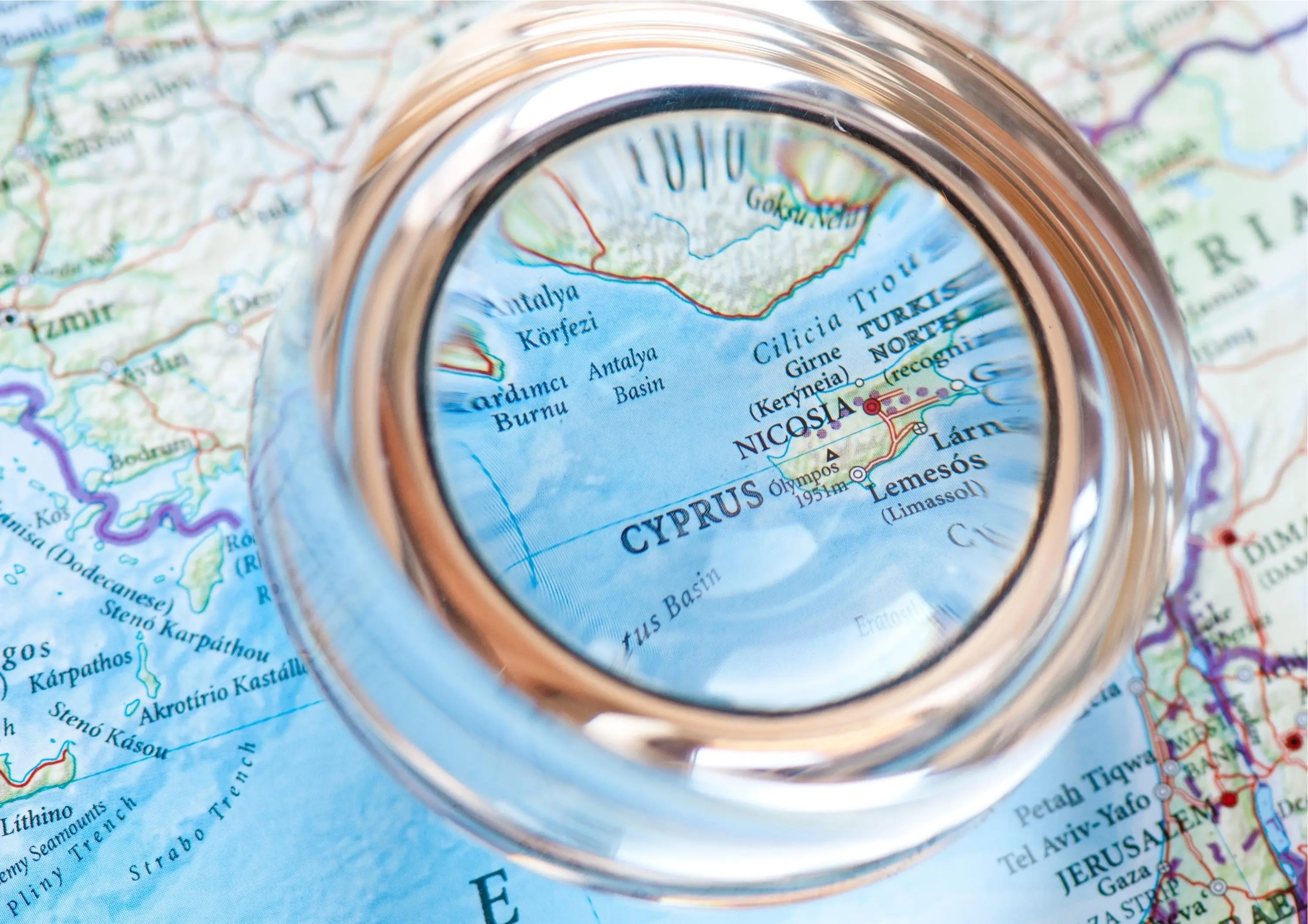 Η κυπριακή οικονομία μεταξύ Ανατολής και Δύσης