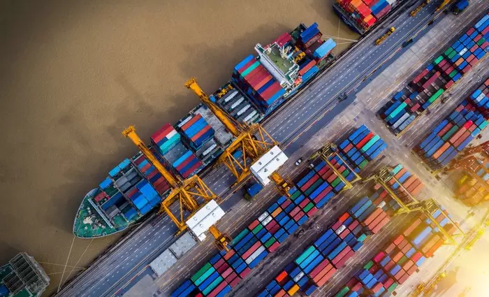 Εμπορικό πλεόνασμα 99,7 δισ. ευρώ στην ΕΕ