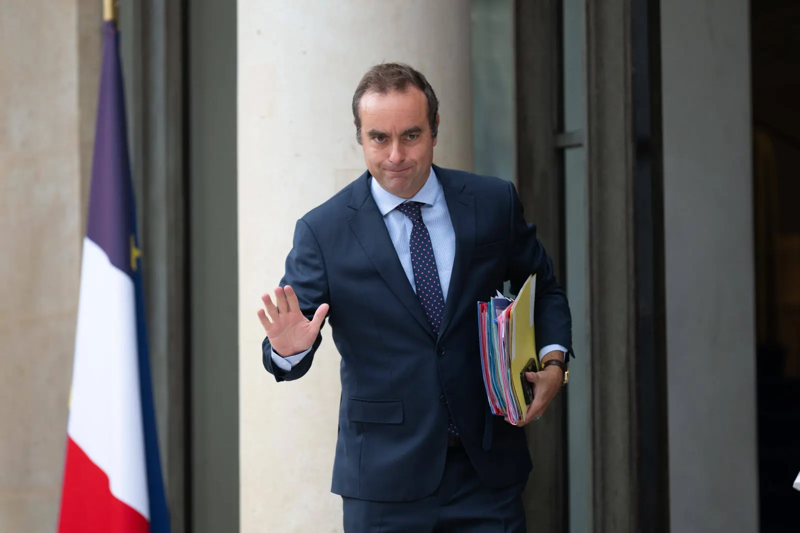 Σε πολιτικό χάος η Γαλλία: Παραιτήθηκε ο πρωθυπουργός Σεμπαστιάν Λεκορνί – Στο κόκκινο οι αγορές