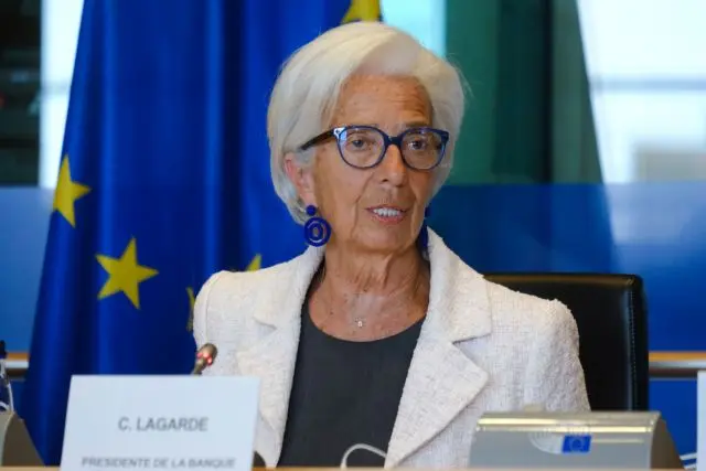 Τι βλέπουν οι οικονομολόγοι για τις μειώσεις επιτοκίων της ΕΚΤ [έρευνα]