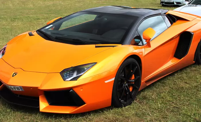 H Lamborghini μπαίνει στην πρίζα: Πότε έρχεται το πρώτο ηλεκτρικό αυτοκίνητό της