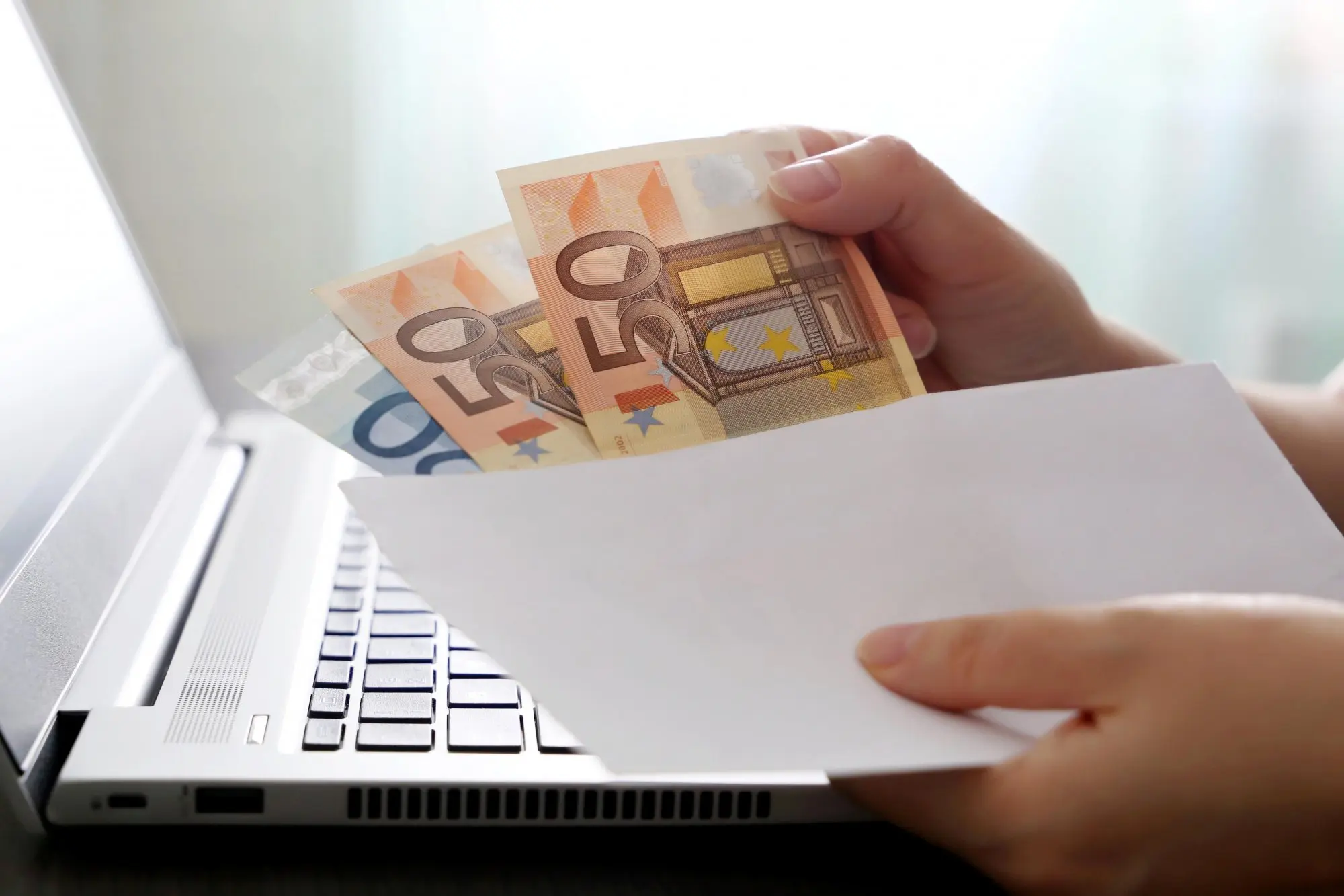 FlexJobs: Τρεις περιζήτητες εξ αποστάσεως θέσεις εργασίας που πληρώνουν 100.000 δολάρια