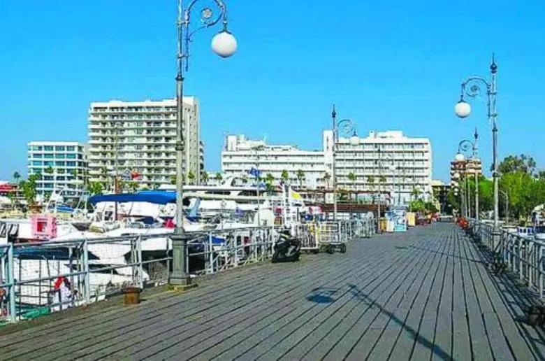 Ανανεώνουν την ξύλινη αποβάθρα της Μαρίνας Λάρνακας