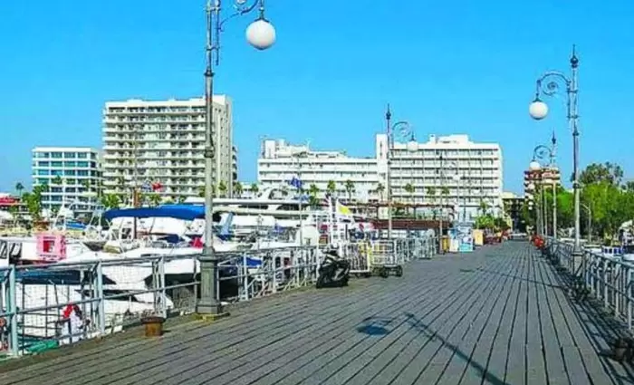 Ανανεώνουν την ξύλινη αποβάθρα της Μαρίνας Λάρνακας