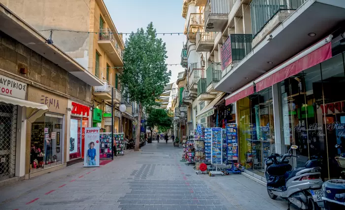 «Ναι» στο e-commerce από τους εντός των τειχών