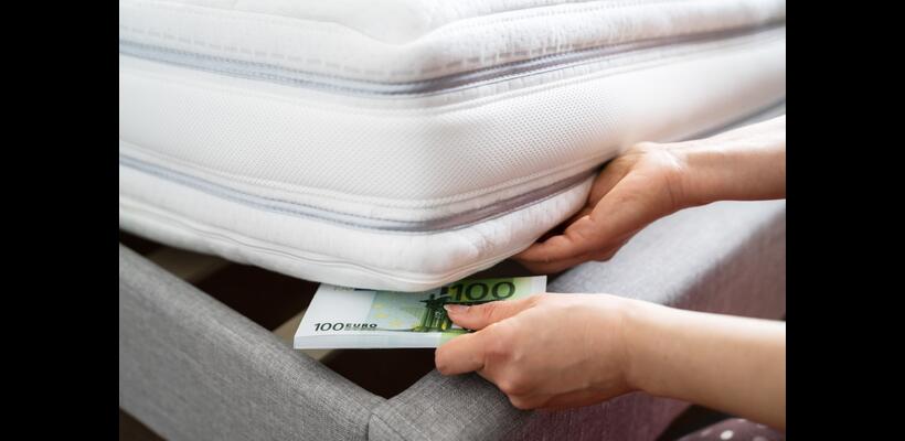 Τα λεφτά κάτω από το στρώμα που χάνουν τη μάχη της αγοραστικής δύναμης