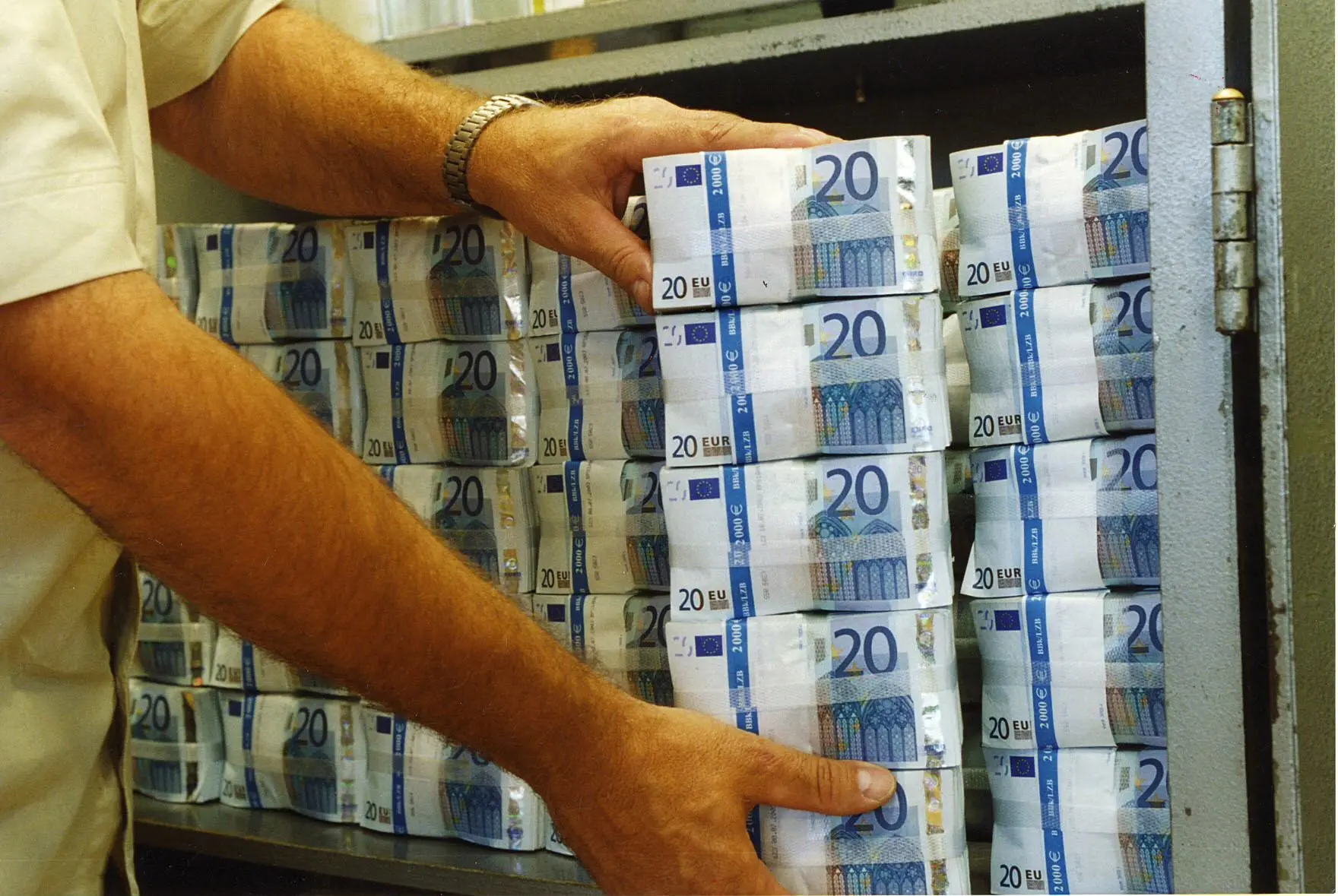 Στα 800 εκατομμύρια ευρώ η δημοσιονομική τρύπα
