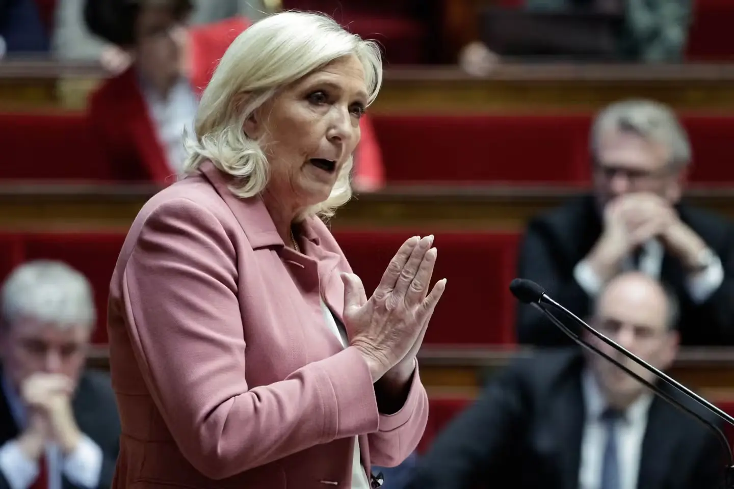 Kερδίζει έδαφος η Λεπέν καθώς ο Μπαϊρού οδεύει προς την έξοδο