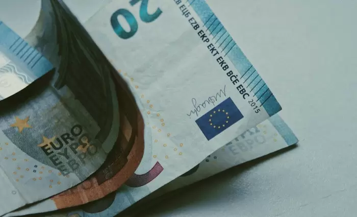 Αύξηση 1% στην ισοτιμία του ευρώ έναντι του δολαρίου