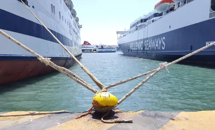 Δεμένα παραμένουν τα πλοία στην Ελλάδα