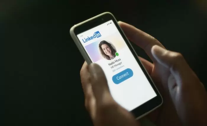 LinkedIn: Με δεδομένα χρηστών η εκπαίδευση γενετικής τεχνητής νοημοσύνης