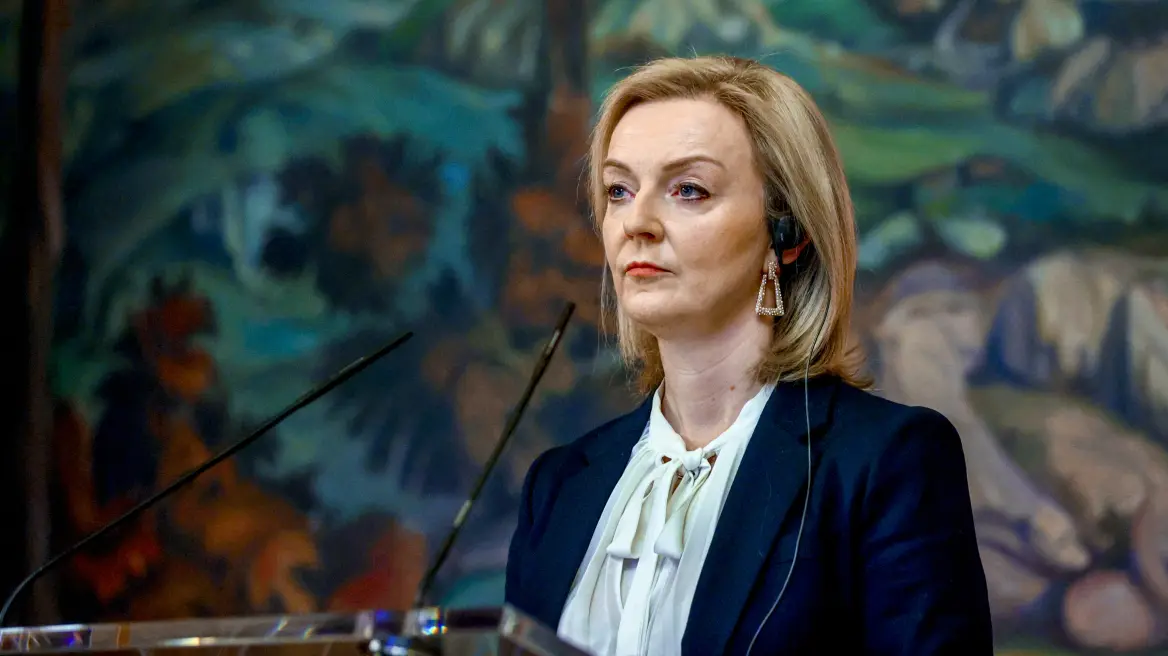 Εμμένει στο οικονομικό της πλάνο η Λιζ Τρας