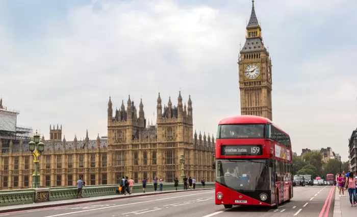 Μ. Βρετανία: Στις £215.000 ο μέσος όρος τιμής μίας κατοικίας