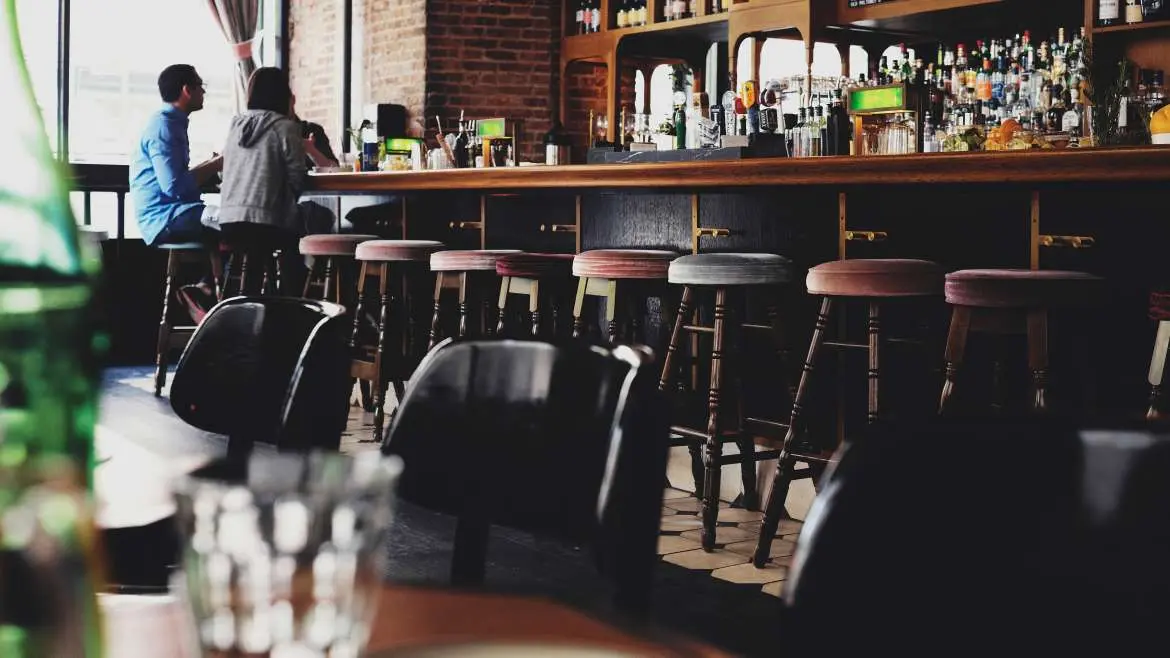 Μπάχαλο ανάμεσα σε Κυβέρνηση και κέντρα αναψυχής για τις συναθροίσεις