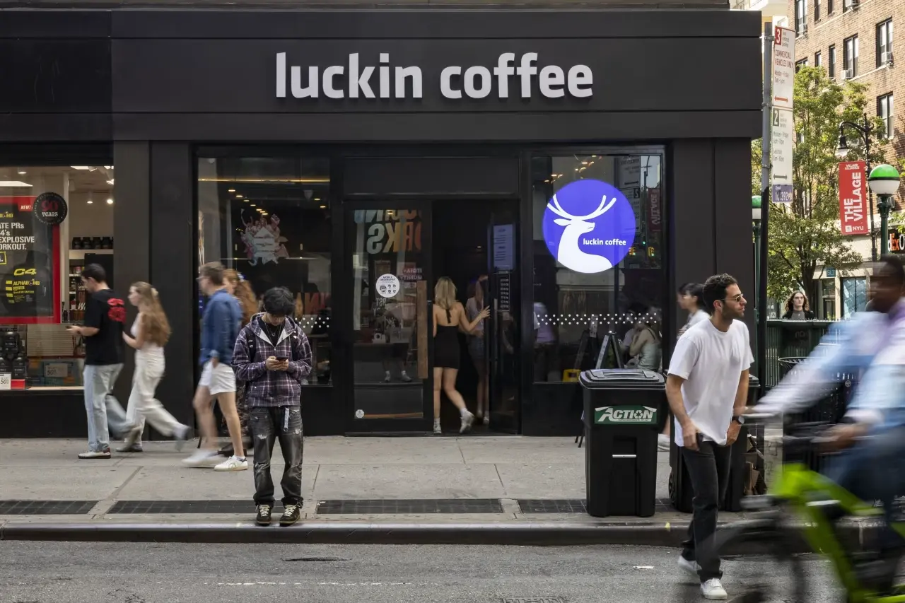 Η κινεζική Luckin προκαλεί τη Starbucks στο «σπίτι» της