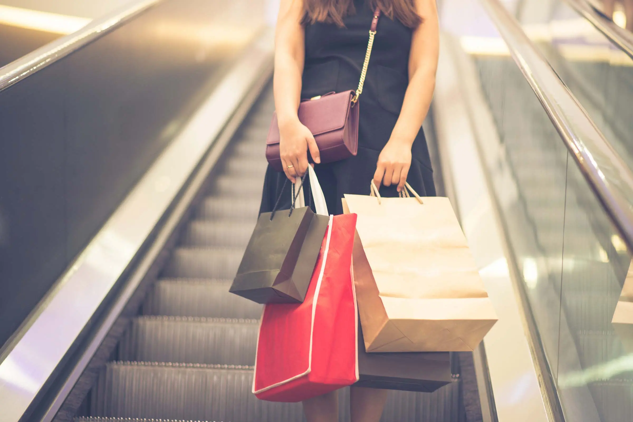 Οι καταναλωτές πολυτελείας αγοράζουν ακόμα τσάντες, αλλά όχι BMW