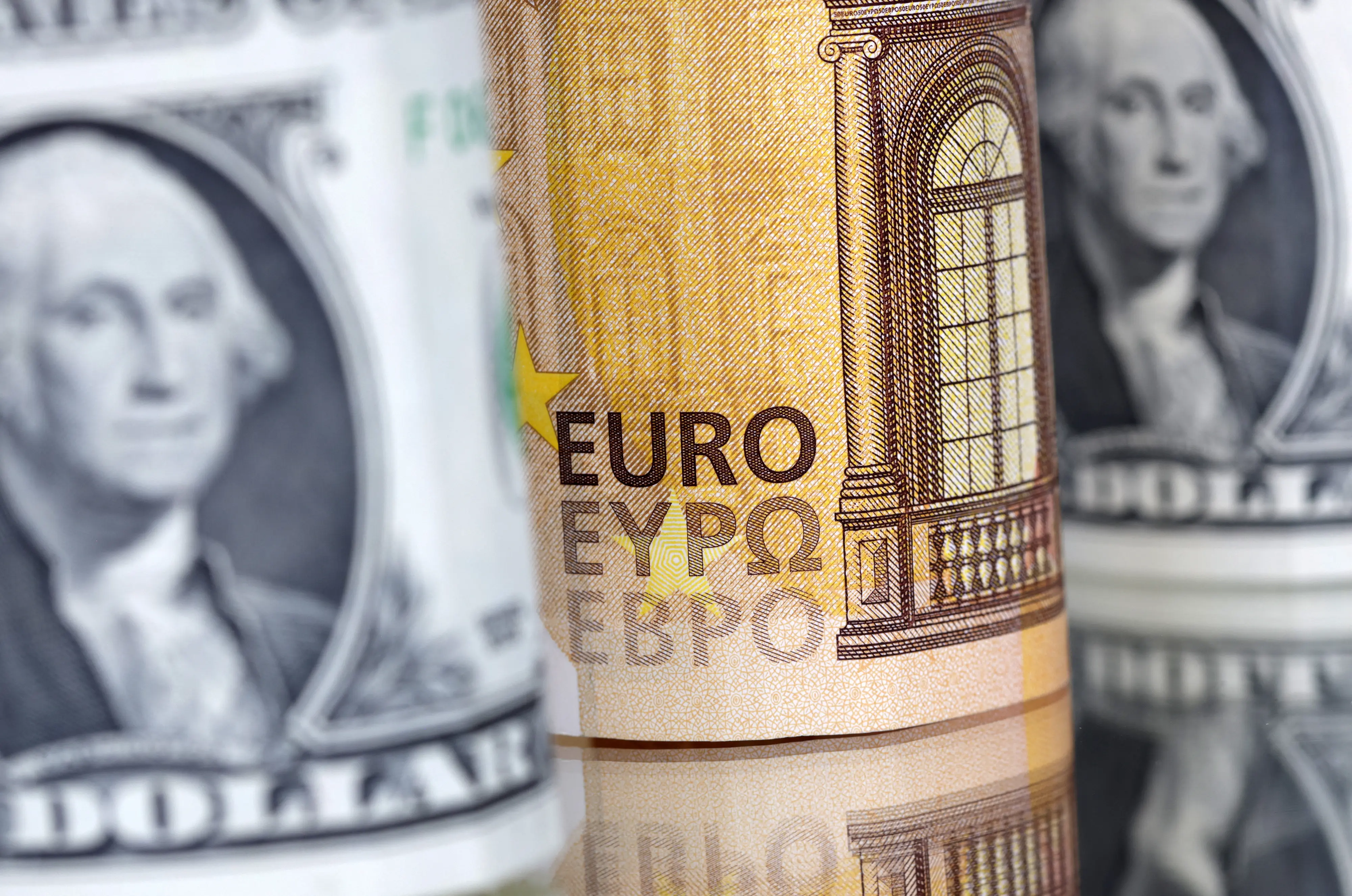 Χάνει το προβάδισμα το δολάριο εν αναμονή της συνάντησης της ΕΚΤ