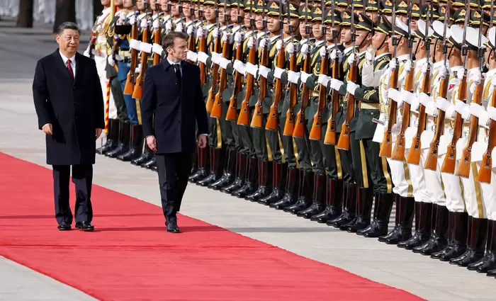 Στο Πεκίνο ο Μακρόν: Η ατζέντα στις συναντήσεις με τον Σι Τζινπίνγκ