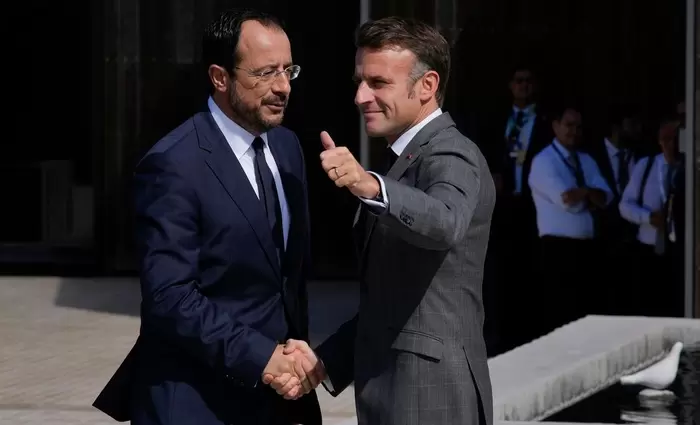 Στο Παρίσι για συμφωνία στρατηγικής εταιρικής σχέσης με Γαλλία ο ΠτΔ