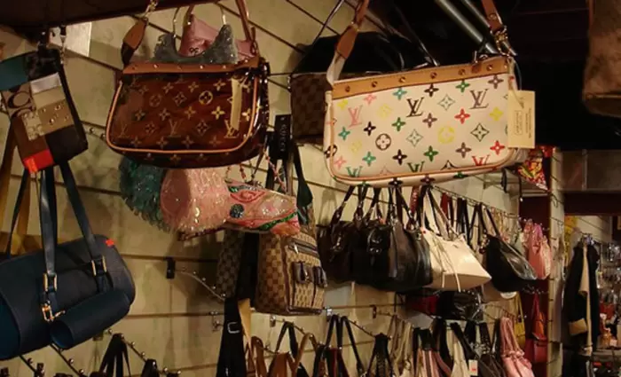 1 στους 10 Ευρωπαίους αγόρασε προϊόντα μαϊμού