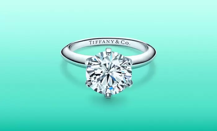 Στην εξαγορά της Tiffany προχωράει η LVMH